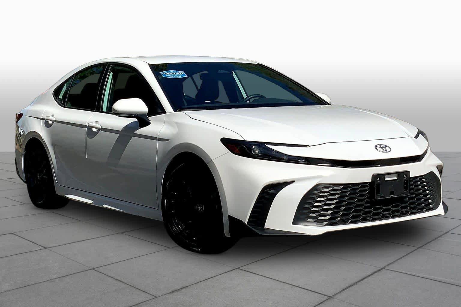 Used 2025 Toyota Camry SE FWD image 3