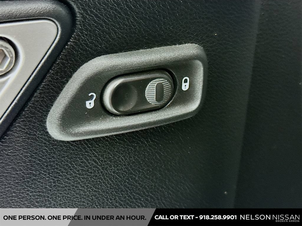 Used 2012 Jeep Wrangler Unlimited Rubicon w/ Dual Top Group AWD/4WD image 17
