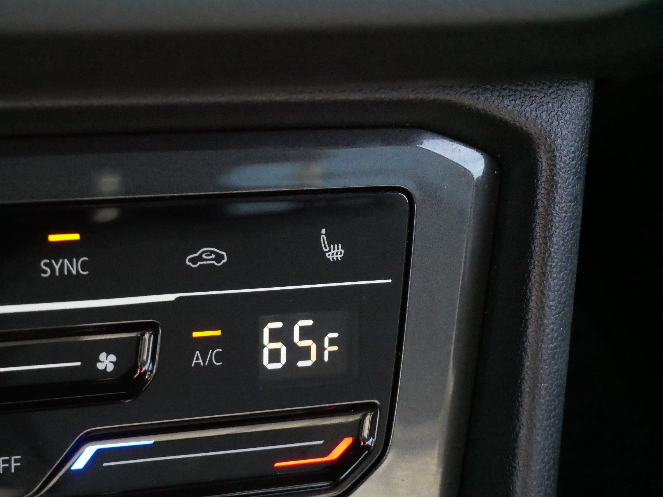 Certified 2023 Volkswagen Tiguan SE R-Line image 28