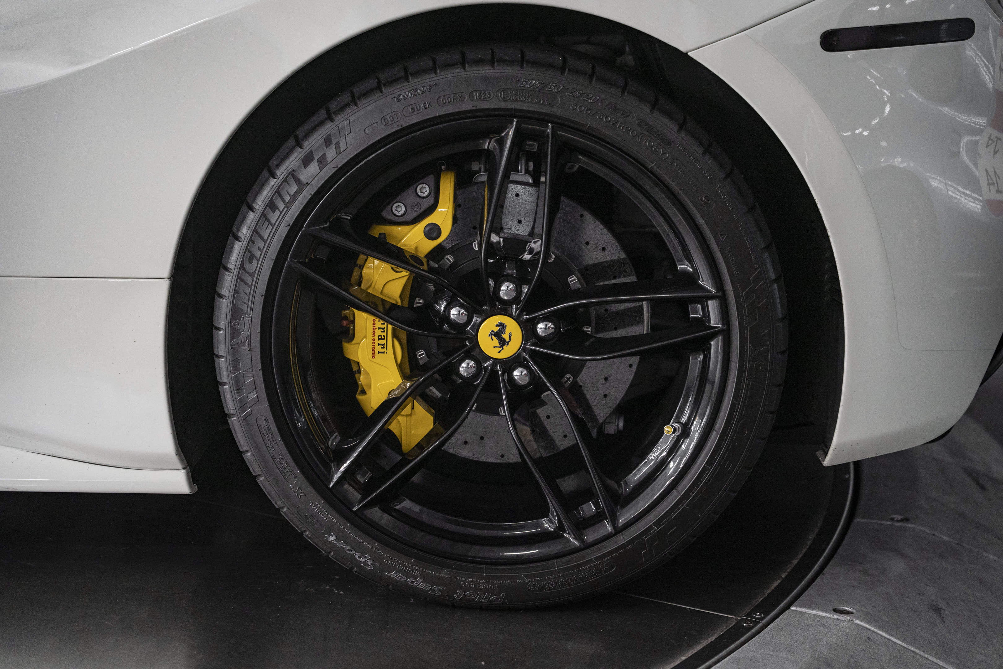 Used 2018 Ferrari 488 GTB RWD image 19