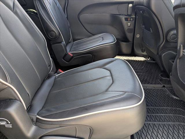Used 2025 Chrysler Pacifica Limited FWD image 21