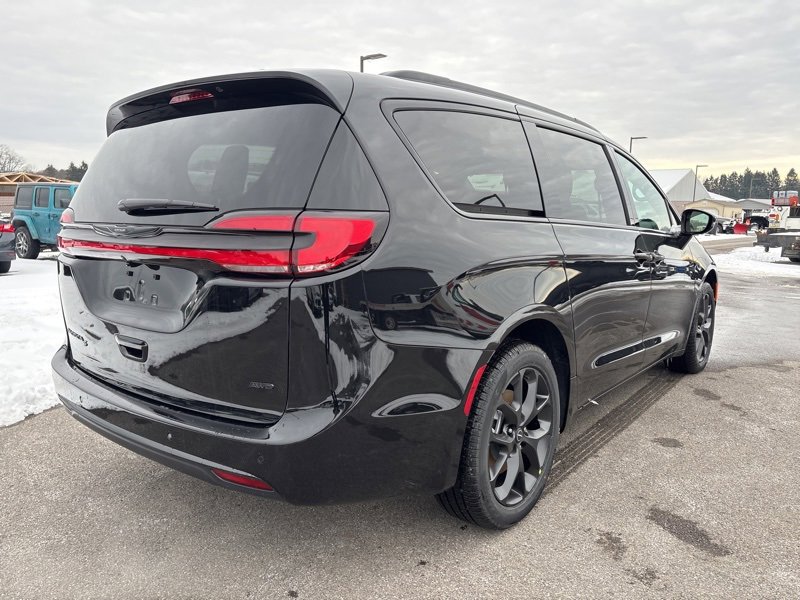 New 2026 Chrysler Pacifica Select w/ S Appearance Package image 3