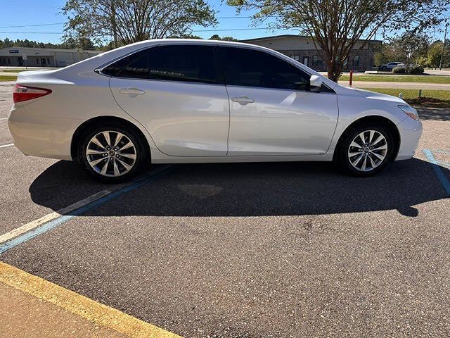 Used 2016 Toyota Camry XLE FWD image 9