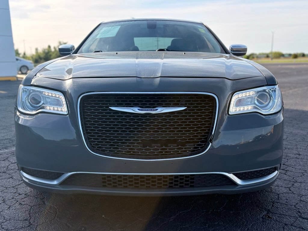 Used 2019 Chrysler 300 Touring w/ Chrome Appearance Package RWD image 2