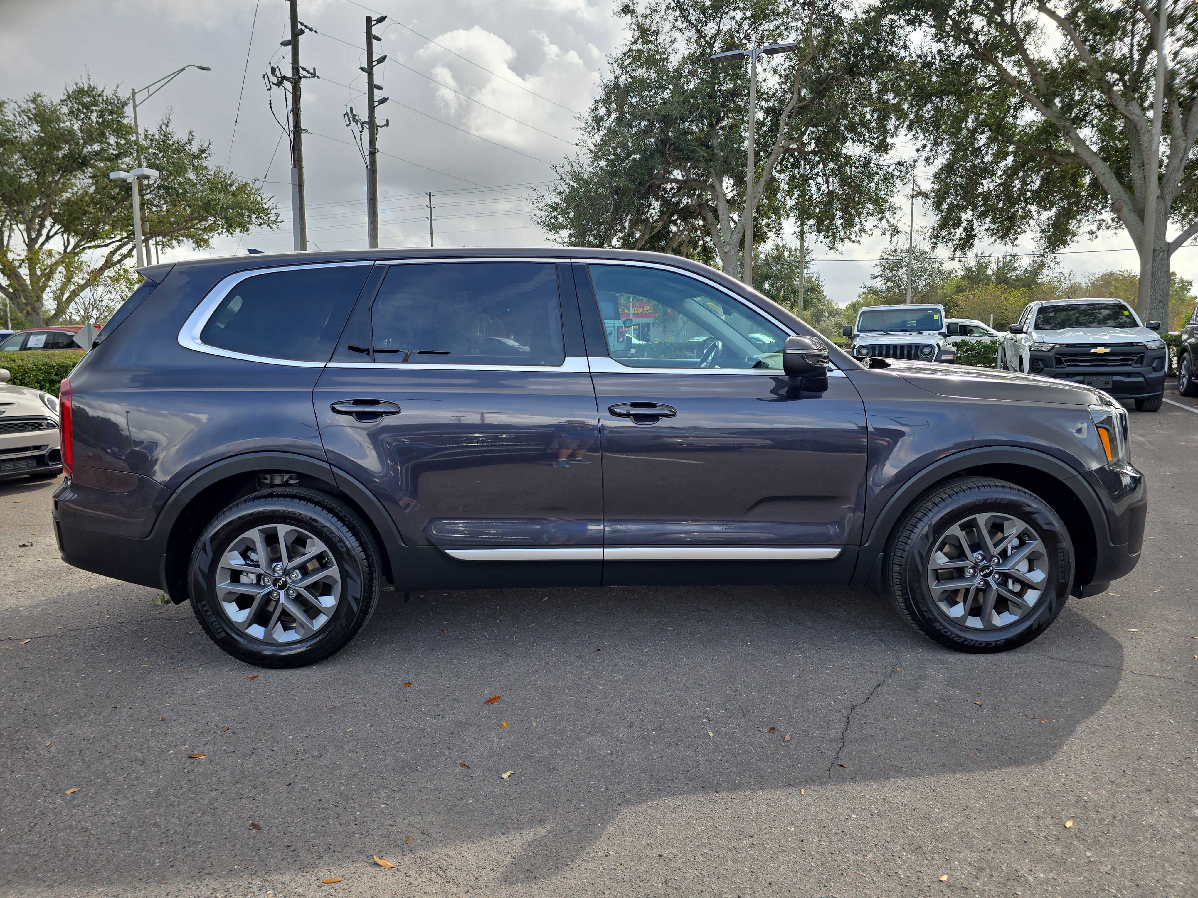 Certified 2025 Kia Telluride LX image 9