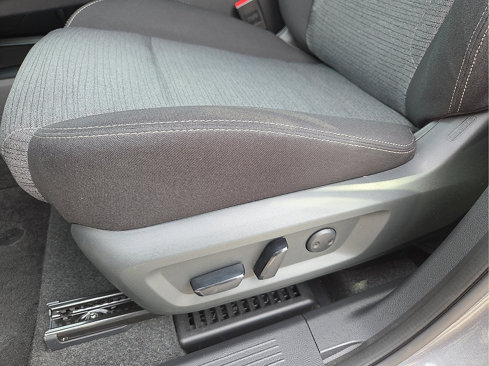 Used 2023 Nissan Rogue SV FWD image 14