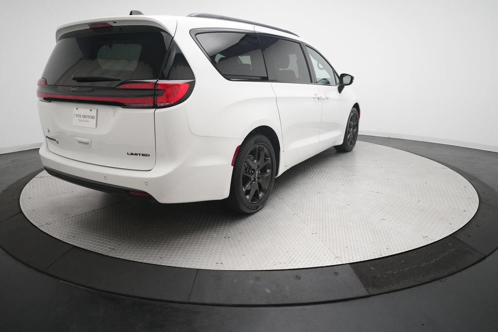 Used 2025 Chrysler Pacifica Limited FWD image 36