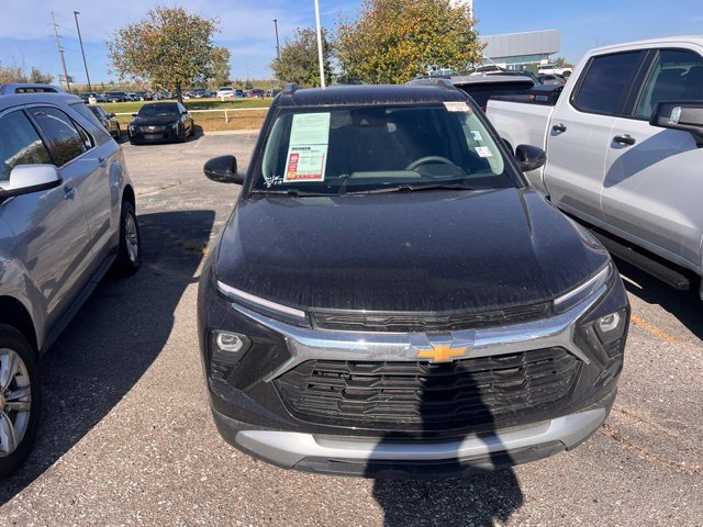 Used 2025 Chevrolet TrailBlazer LT w/ Driver Confidence Package AWD/4WD image 2