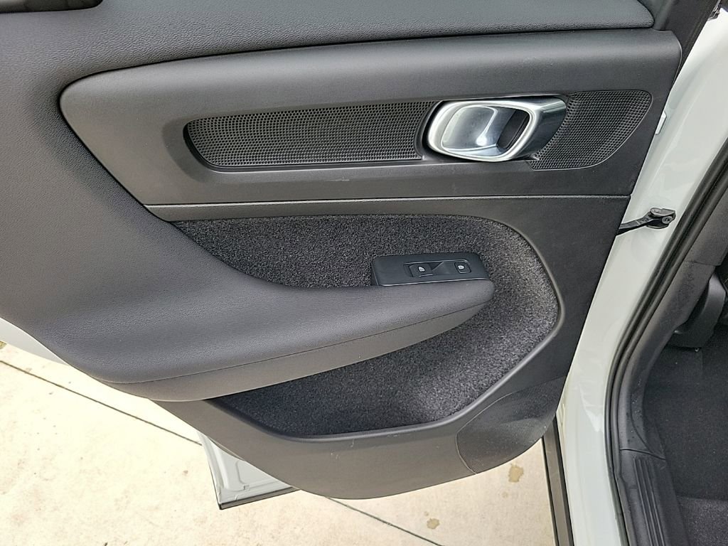 Used 2023 Volvo XC40 B4 Plus w/ Driver Assist Package image 11