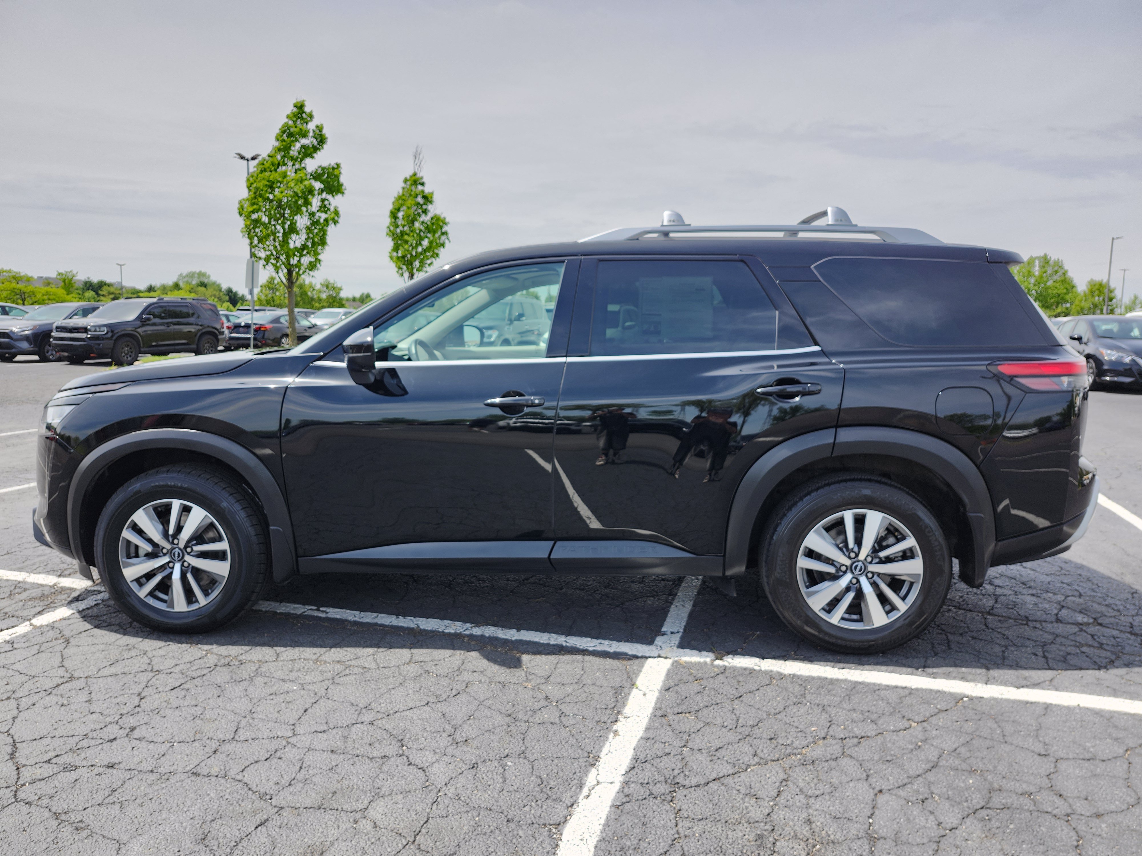 Used 2023 Nissan Pathfinder SL AWD/4WD image 14