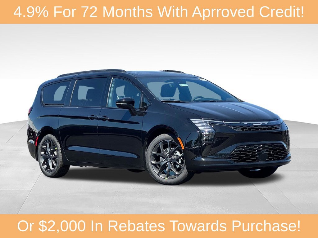 New 2027 Chrysler Pacifica Limited w/ Family Tech Group