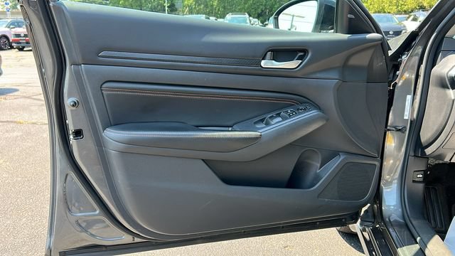 Certified 2022 Nissan Altima 2.5 SR w/ Midnight Edition Package AWD/4WD image 9