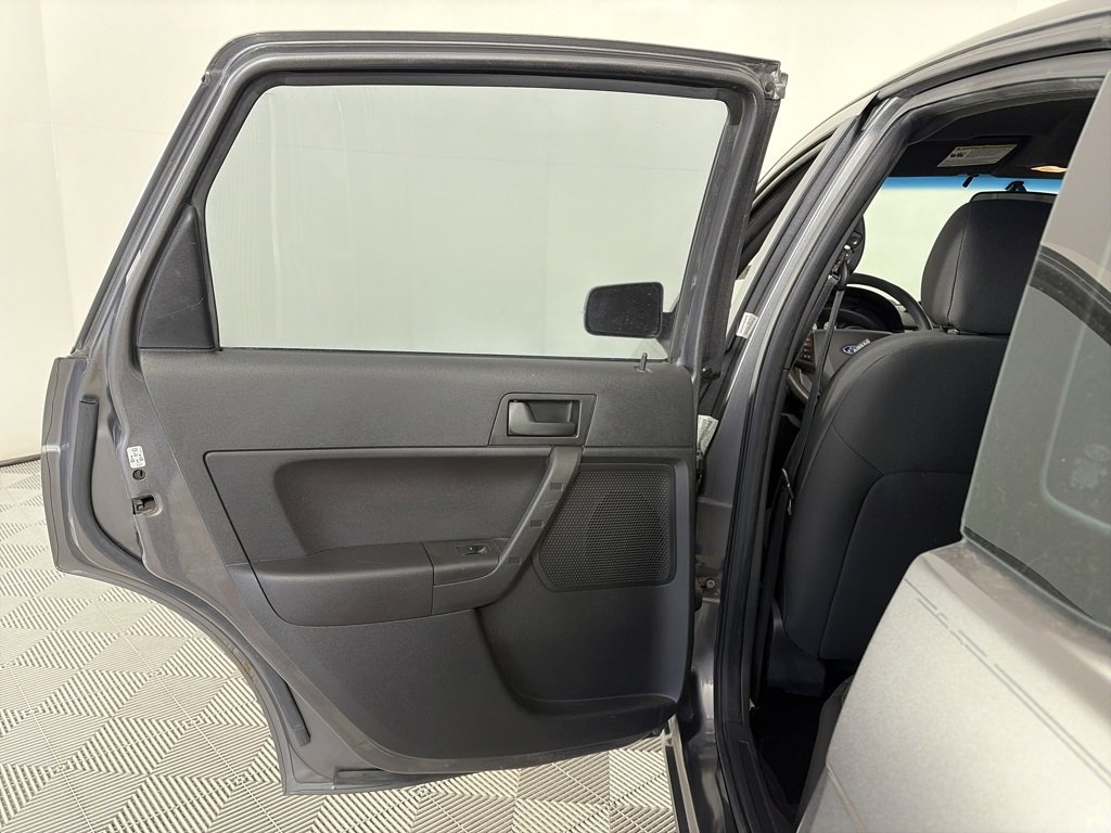 Used 2010 Ford Focus SE image 12