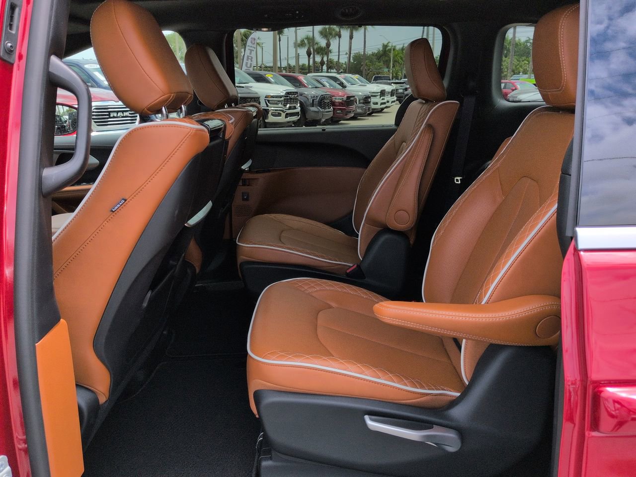 Used 2024 Chrysler Pacifica Pinnacle AWD/4WD image 14
