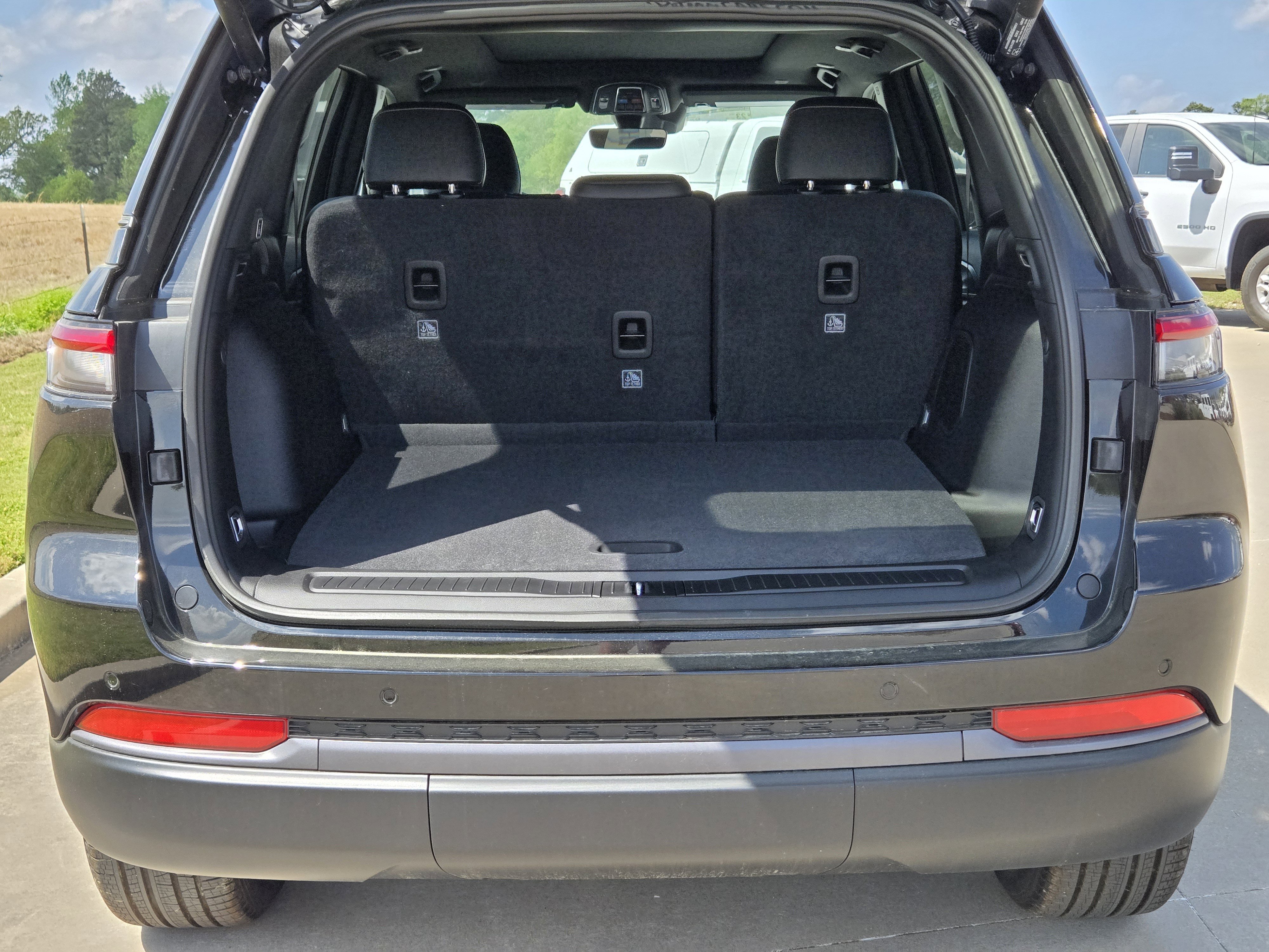 New 2026 Jeep Grand Cherokee Limited w/ Limited Altitude Package AWD/4WD image 7