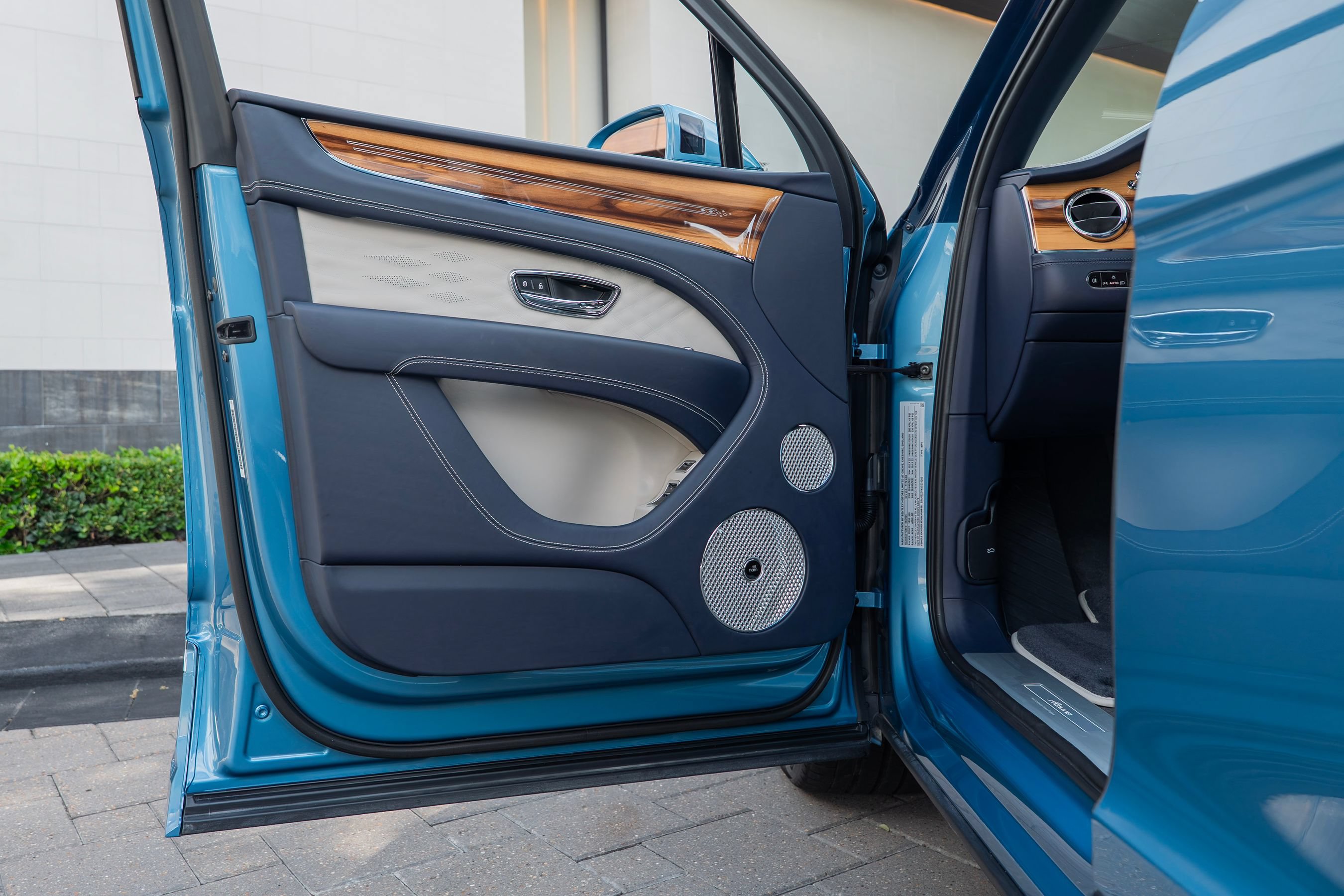 Certified 2025 Bentley Bentayga Extended Wheelbase AWD/4WD image 7