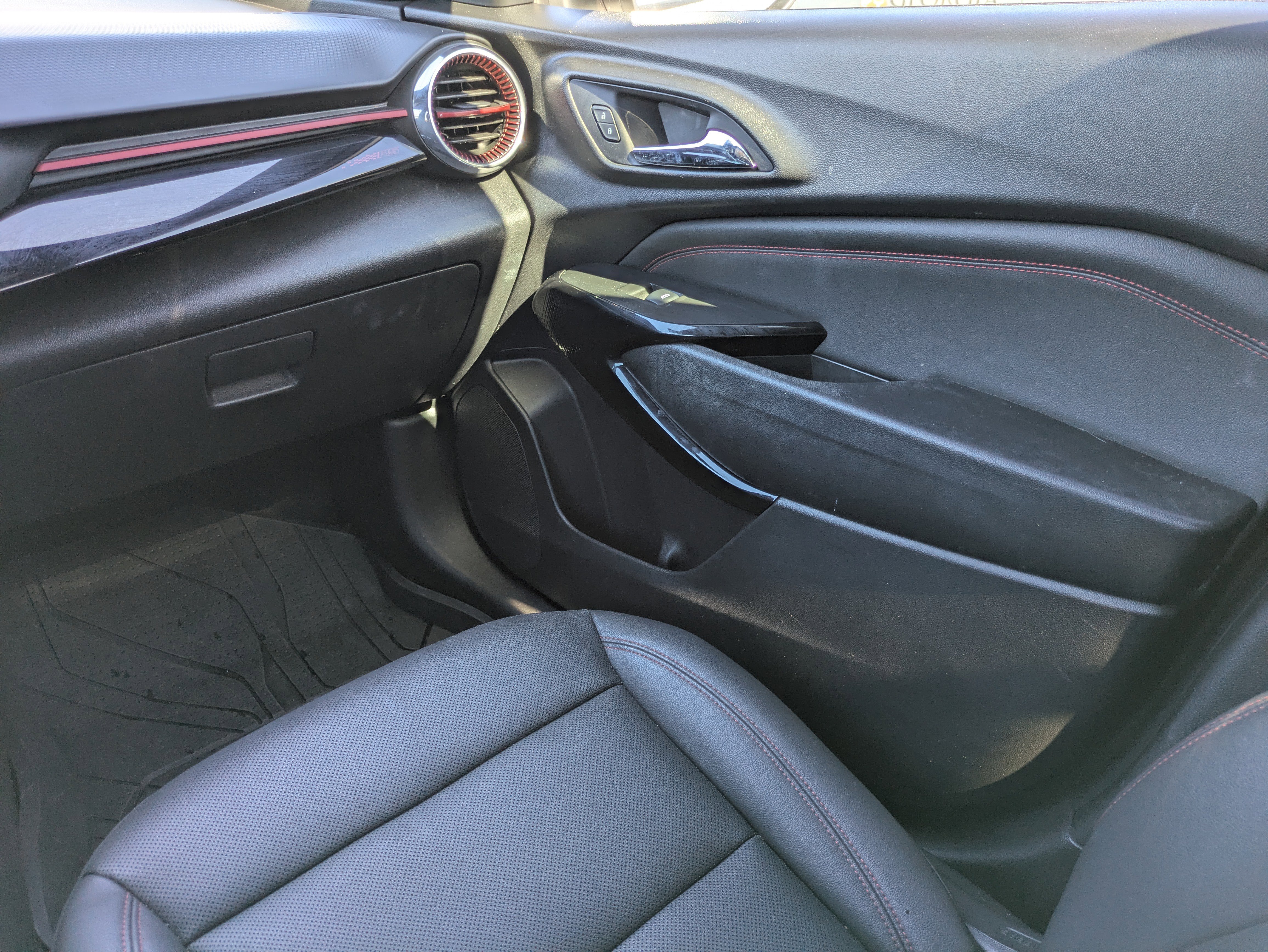 Used 2025 Chevrolet Trax RS w/ Sunroof Package image 10