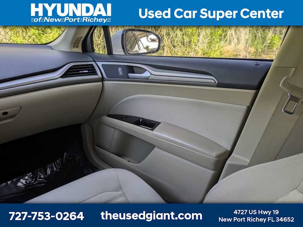 Used 2014 Ford Fusion SE FWD image 18