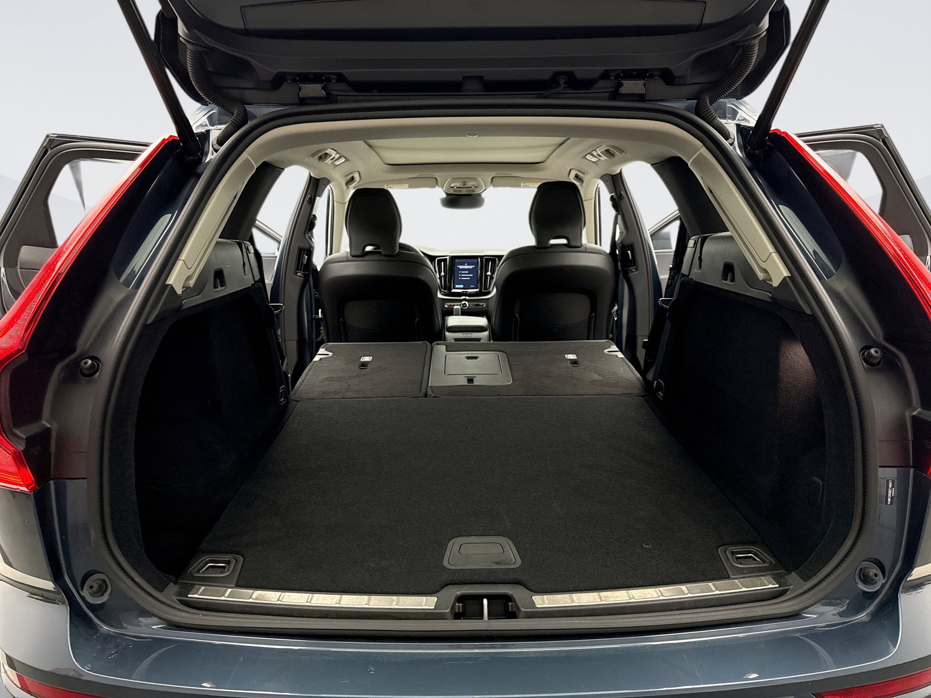 Used 2025 Volvo XC60 B5 Plus image 21