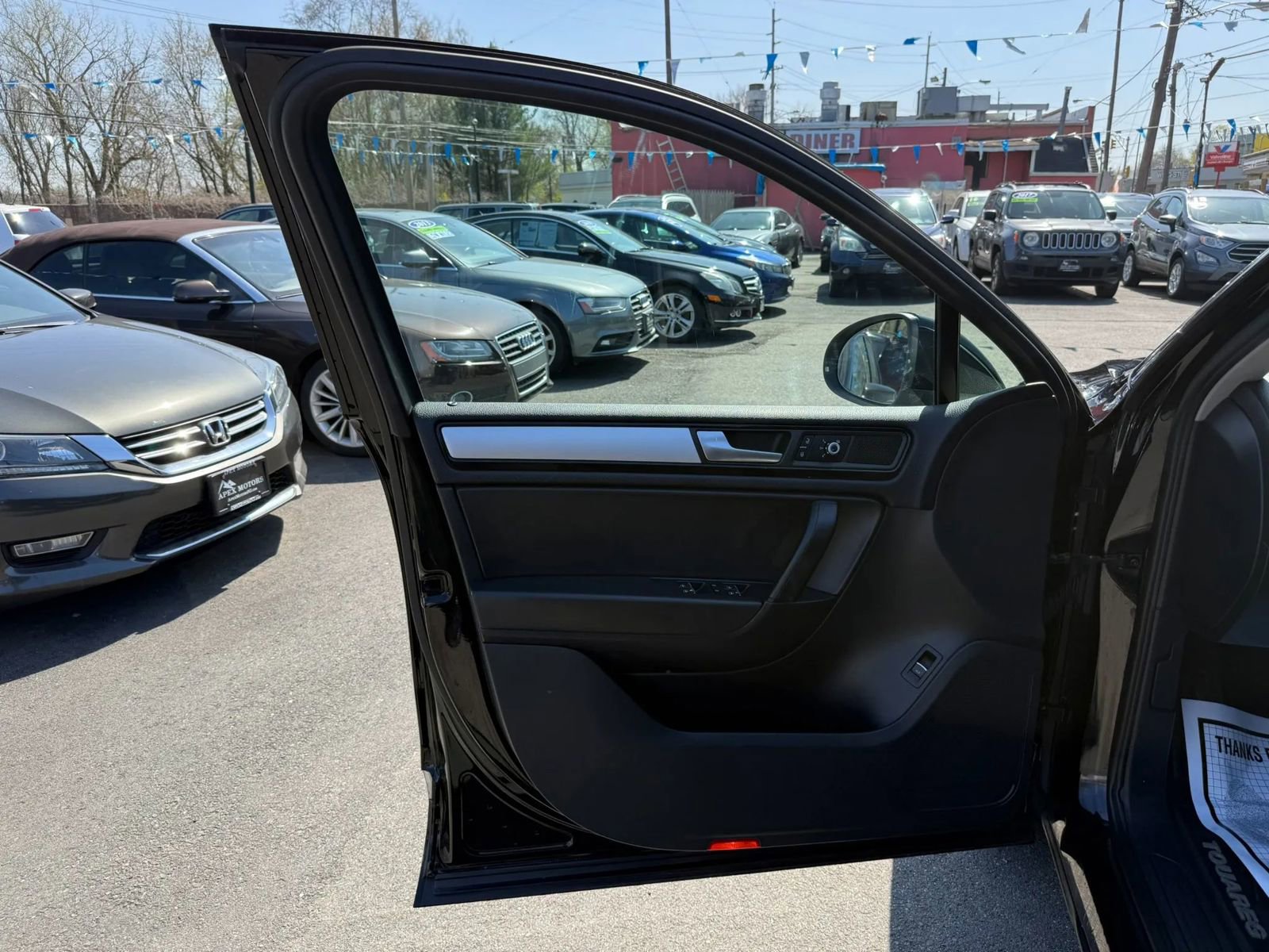 Used 2012 Volkswagen Touareg Sport image 16