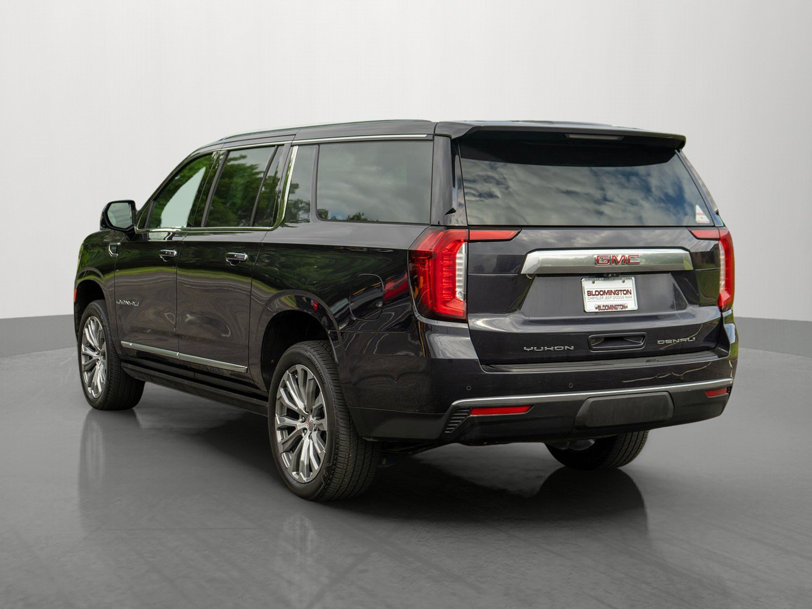 Used 2023 GMC Yukon XL Denali w/ Denali Reserve Package AWD/4WD image 5