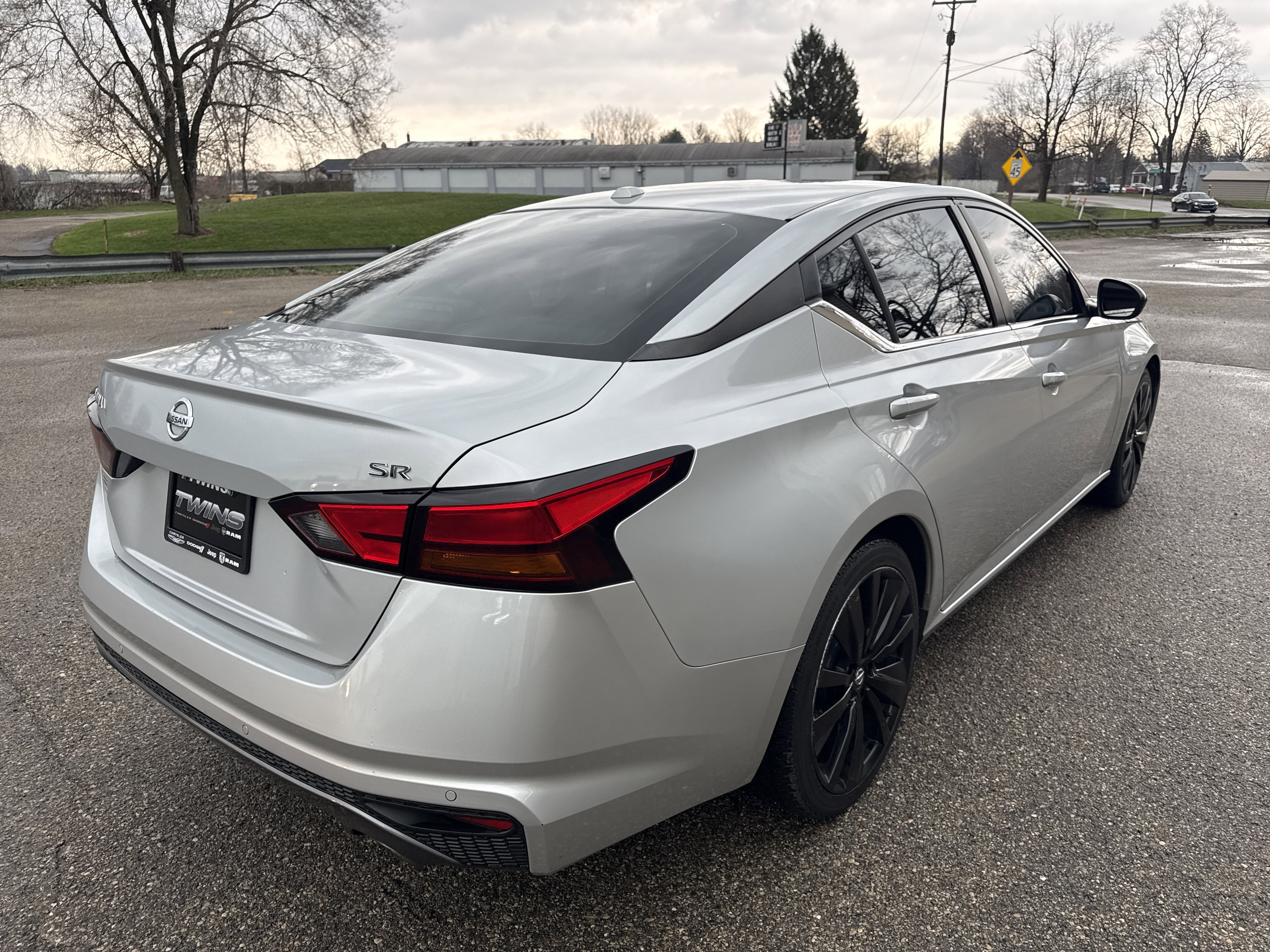 Used 2021 Nissan Altima 2.5 SR FWD image 3