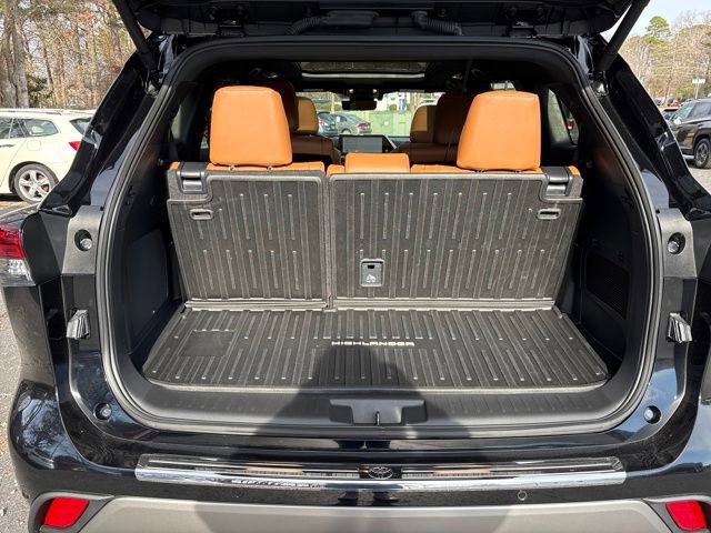Used 2024 Toyota Highlander Platinum image 32