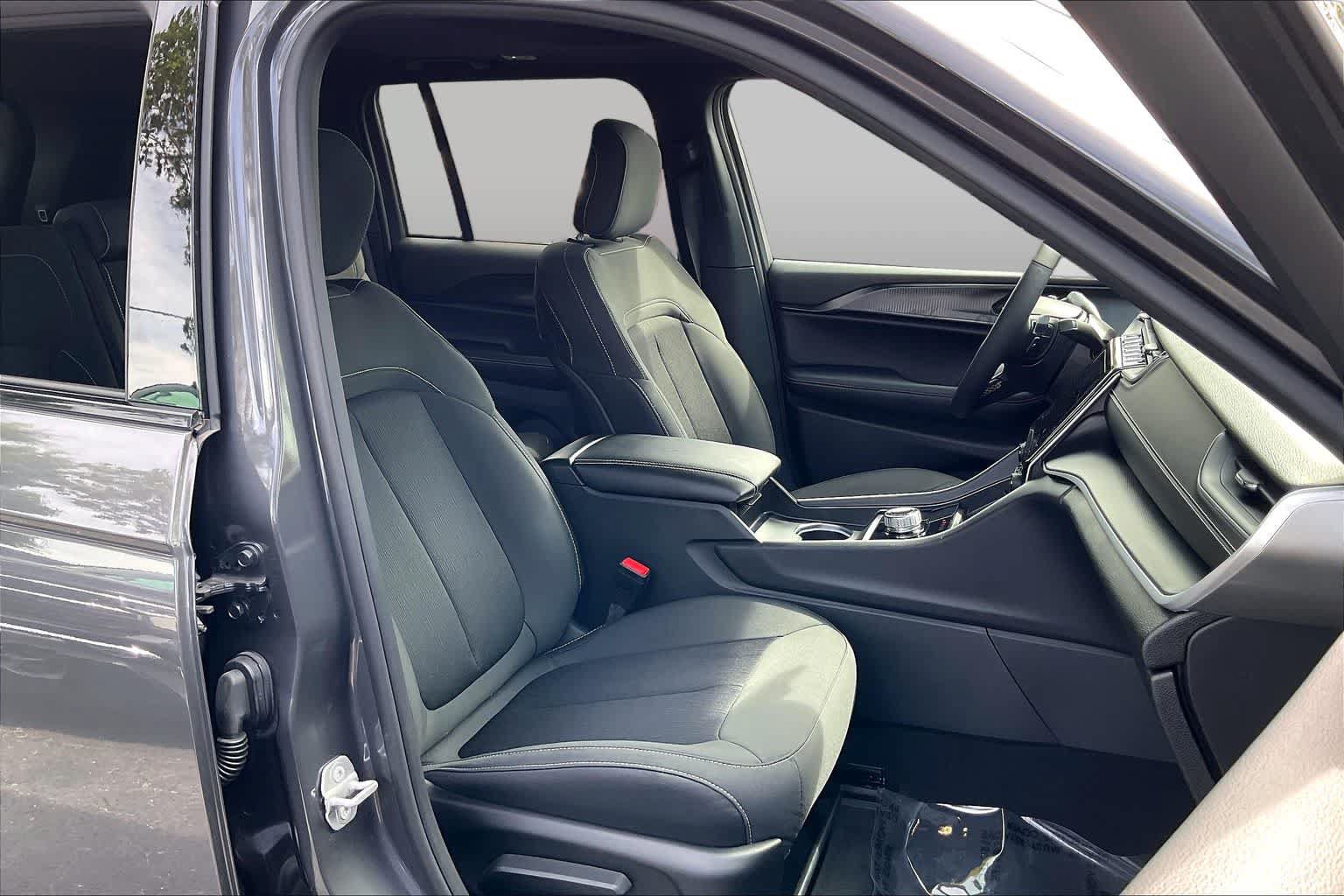 Used 2025 Jeep Grand Cherokee Laredo X w/ Luxury Tech Group I RWD image 8