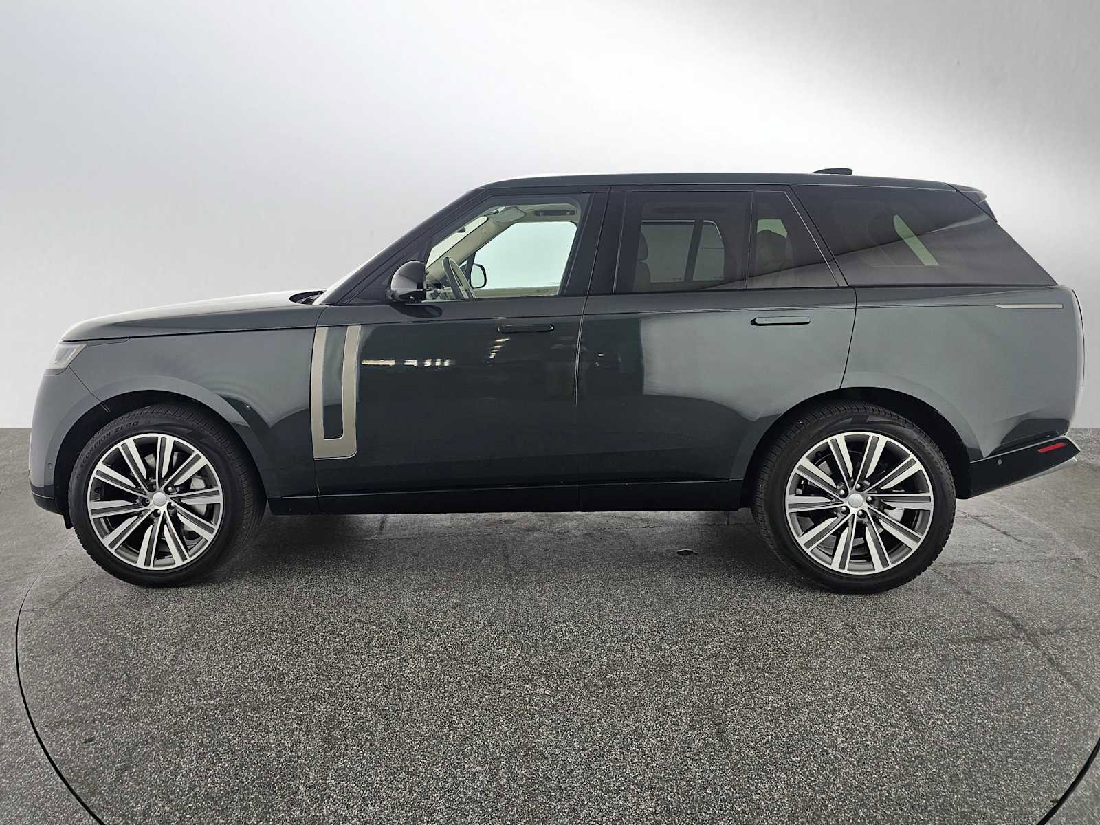 Used 2023 Land Rover Range Rover SE AWD/4WD image 2