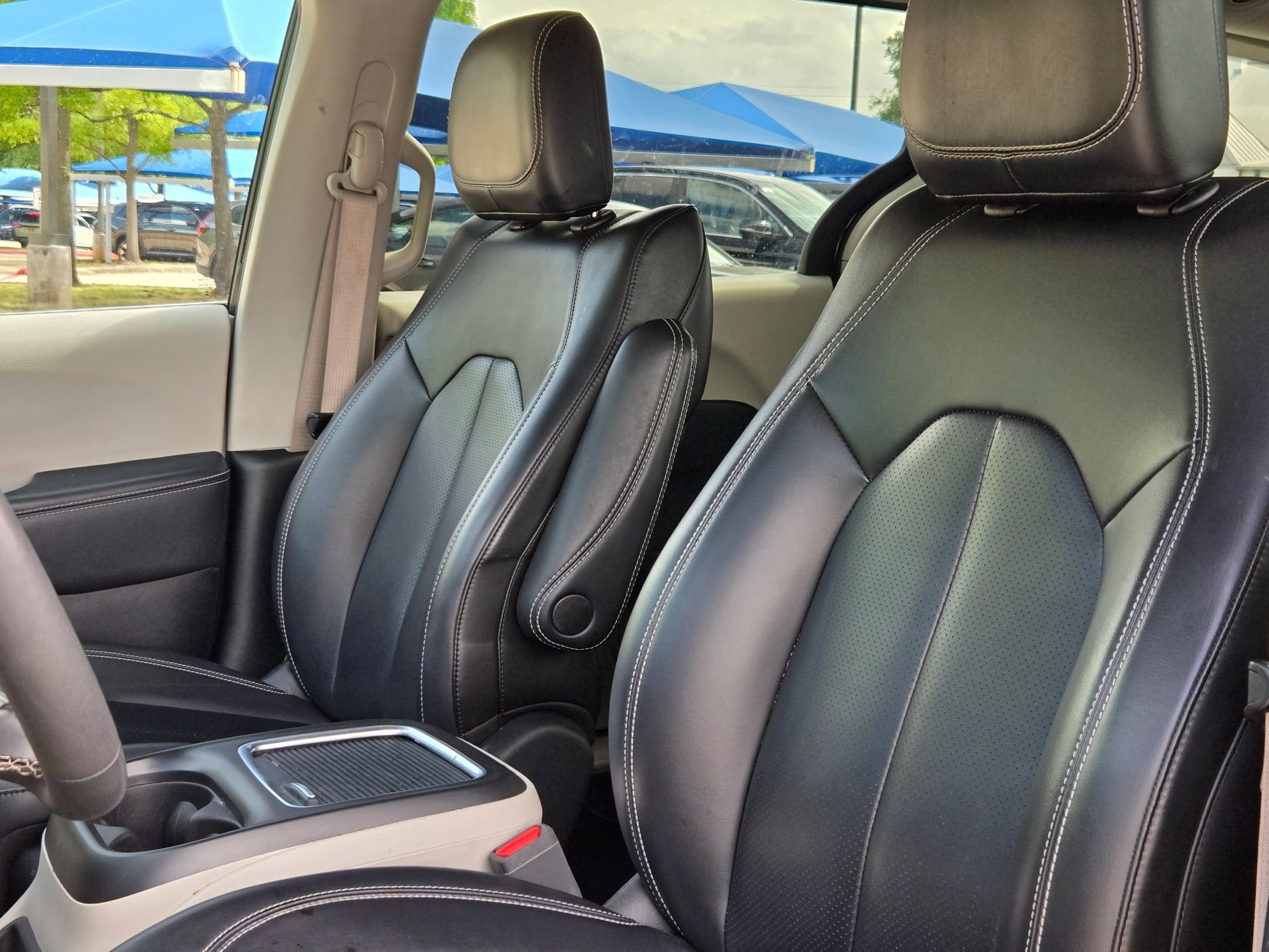 Used 2023 Chrysler Pacifica Touring-L image 13