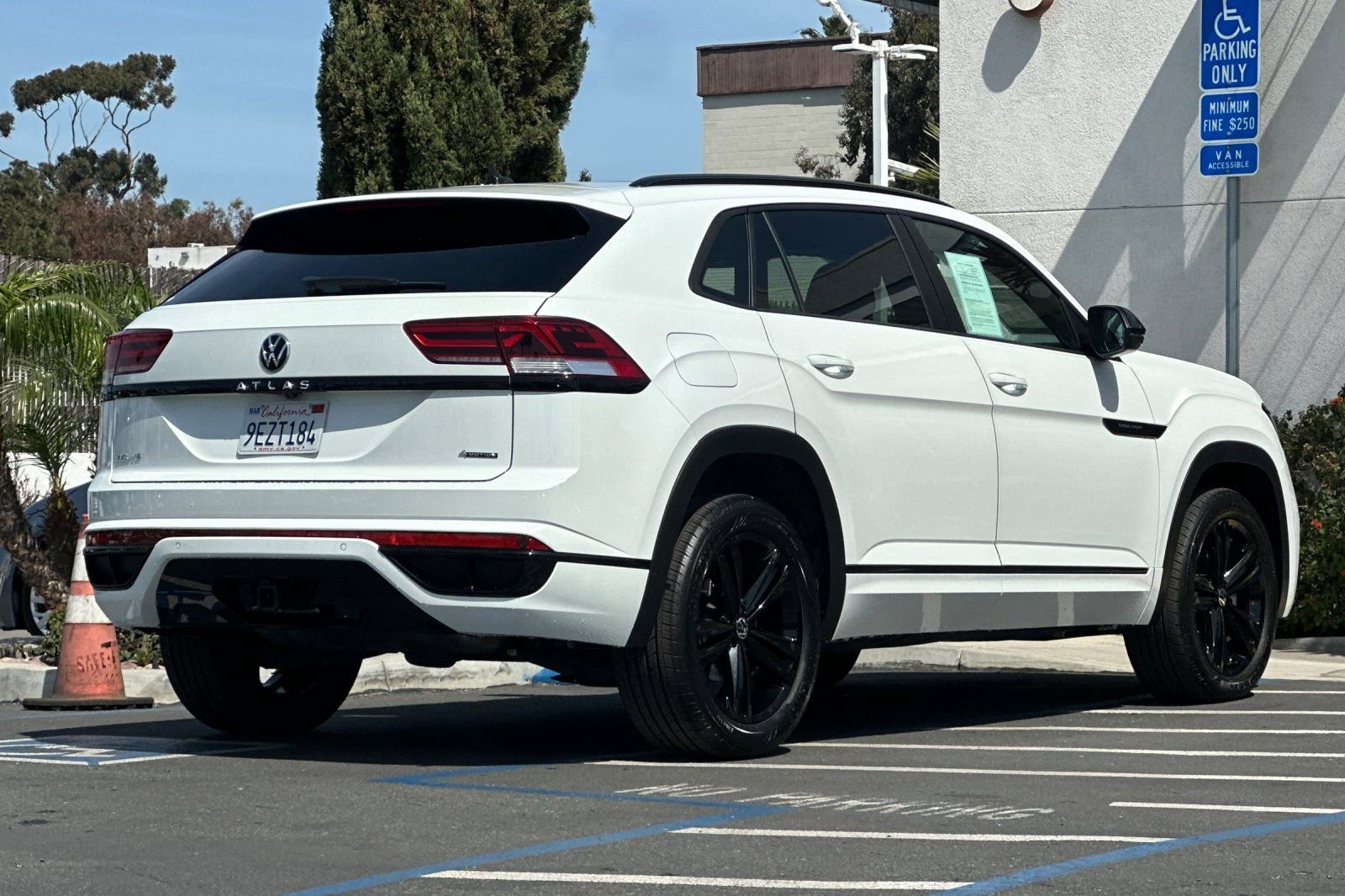 Certified 2023 Volkswagen Atlas Cross Sport SEL R-Line image 4