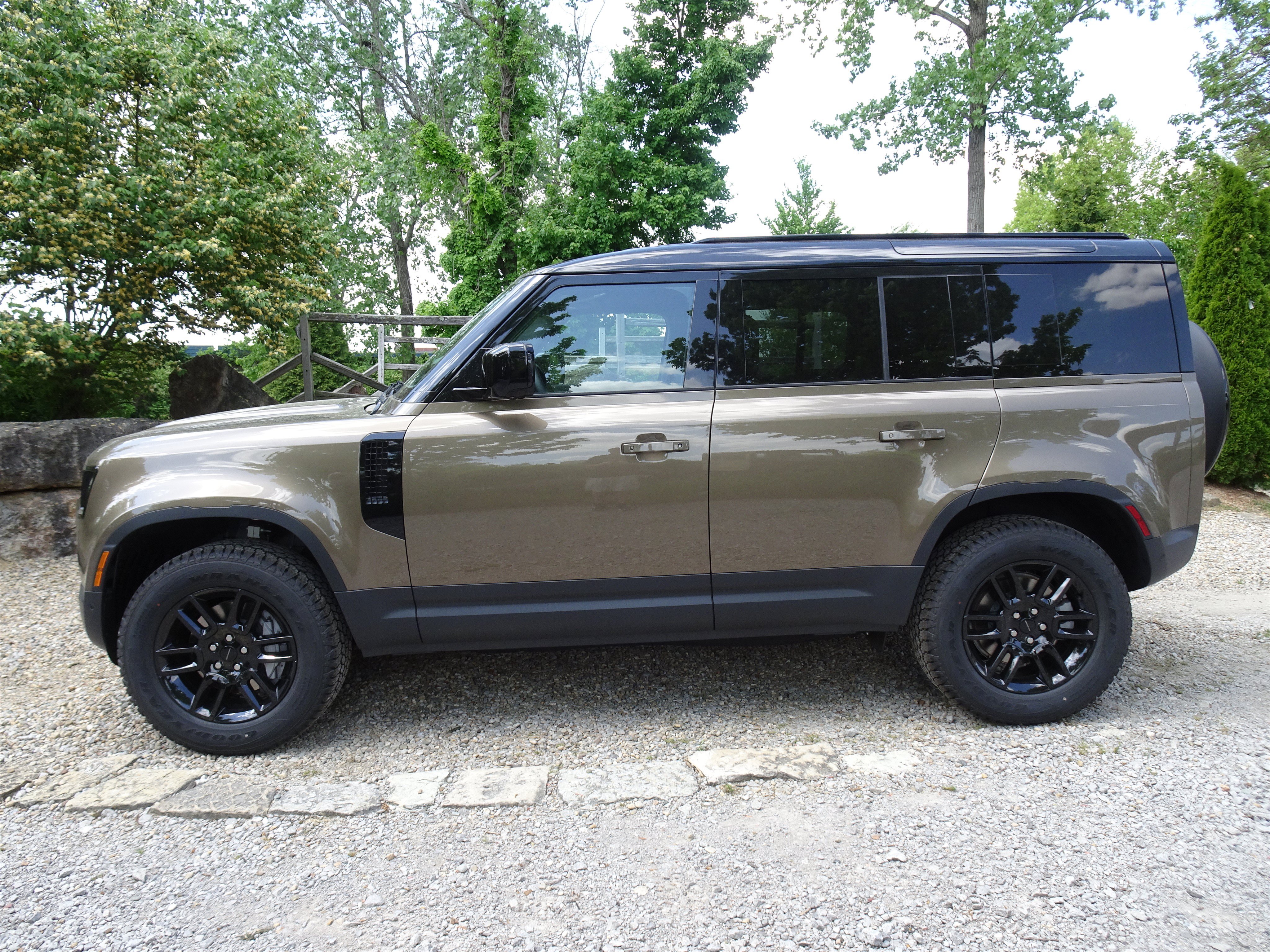 New 2026 Land Rover Defender 110 S AWD/4WD image 8