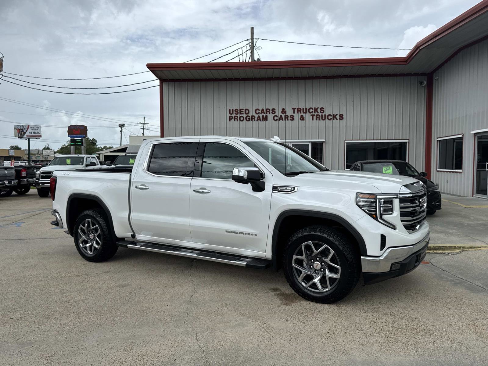 Used 2025 GMC Sierra 1500 SLT w/ SLT Premium Package image 1