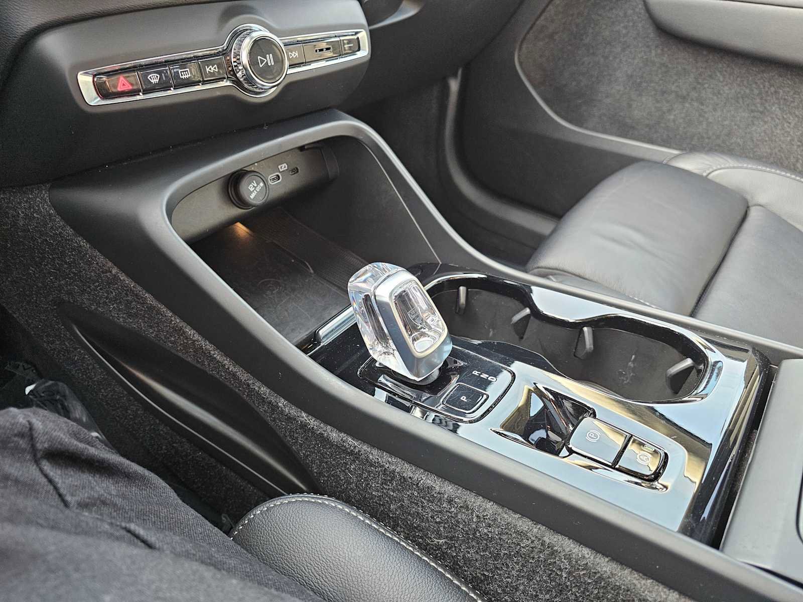 Used 2023 Volvo XC40 B4 Plus w/ Protection Package Premier image 31