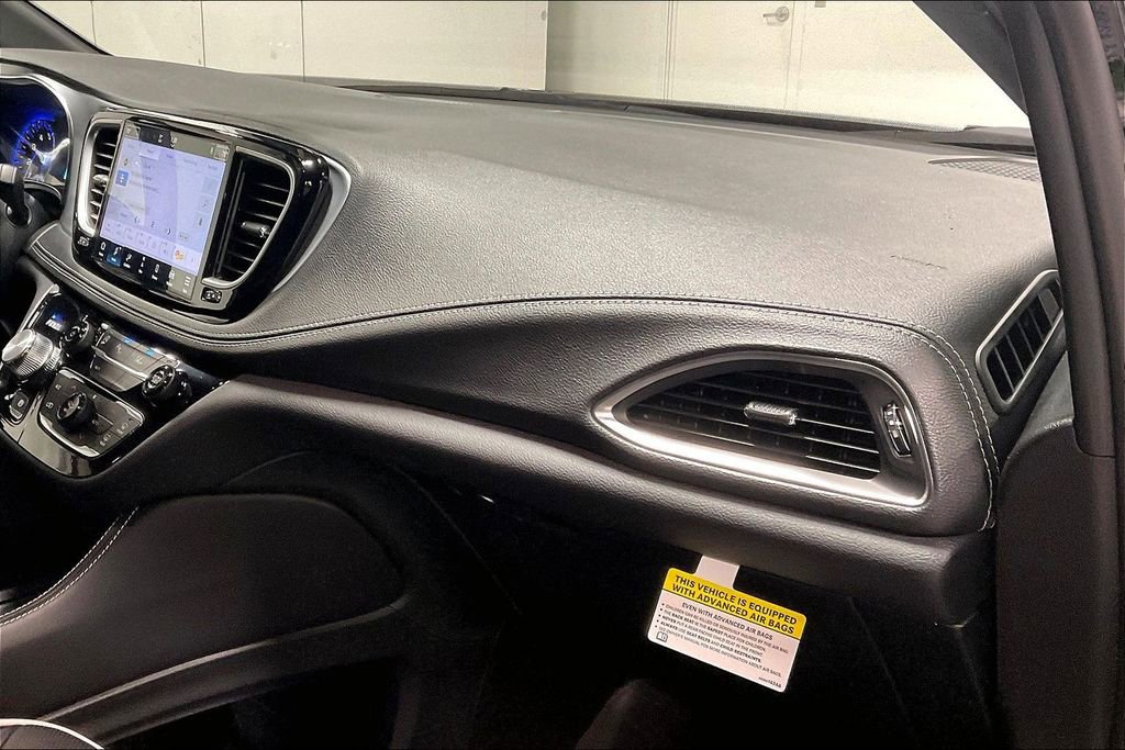 New 2026 Chrysler Pacifica Limited w/ Uconnect Theater Family Group image 10