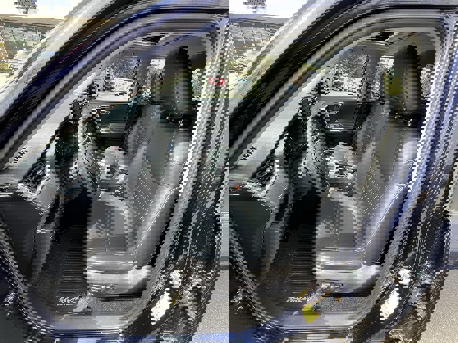 Used 2021 Toyota RAV4 XLE Premium image 14