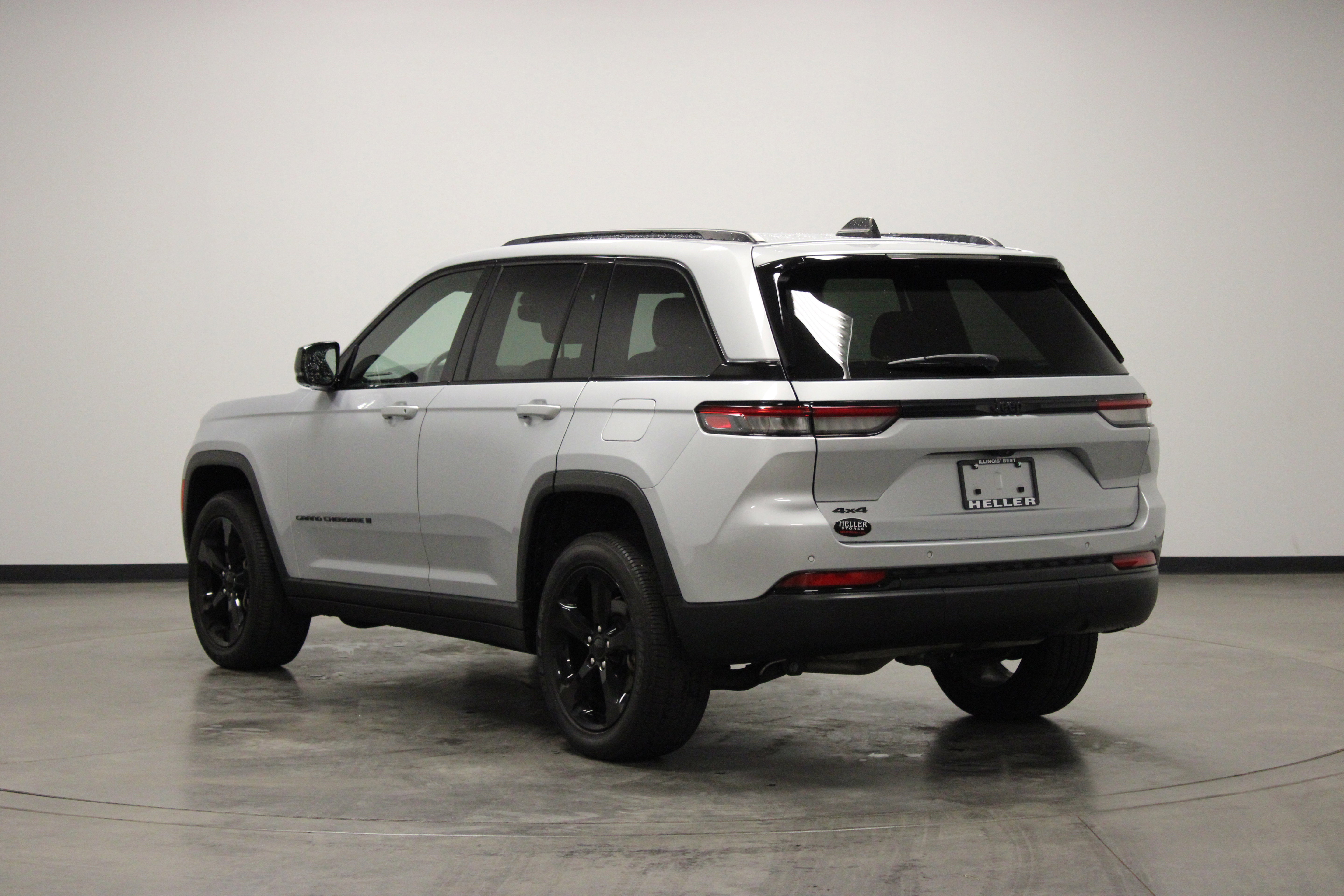 Used 2023 Jeep Grand Cherokee Altitude AWD/4WD image 6