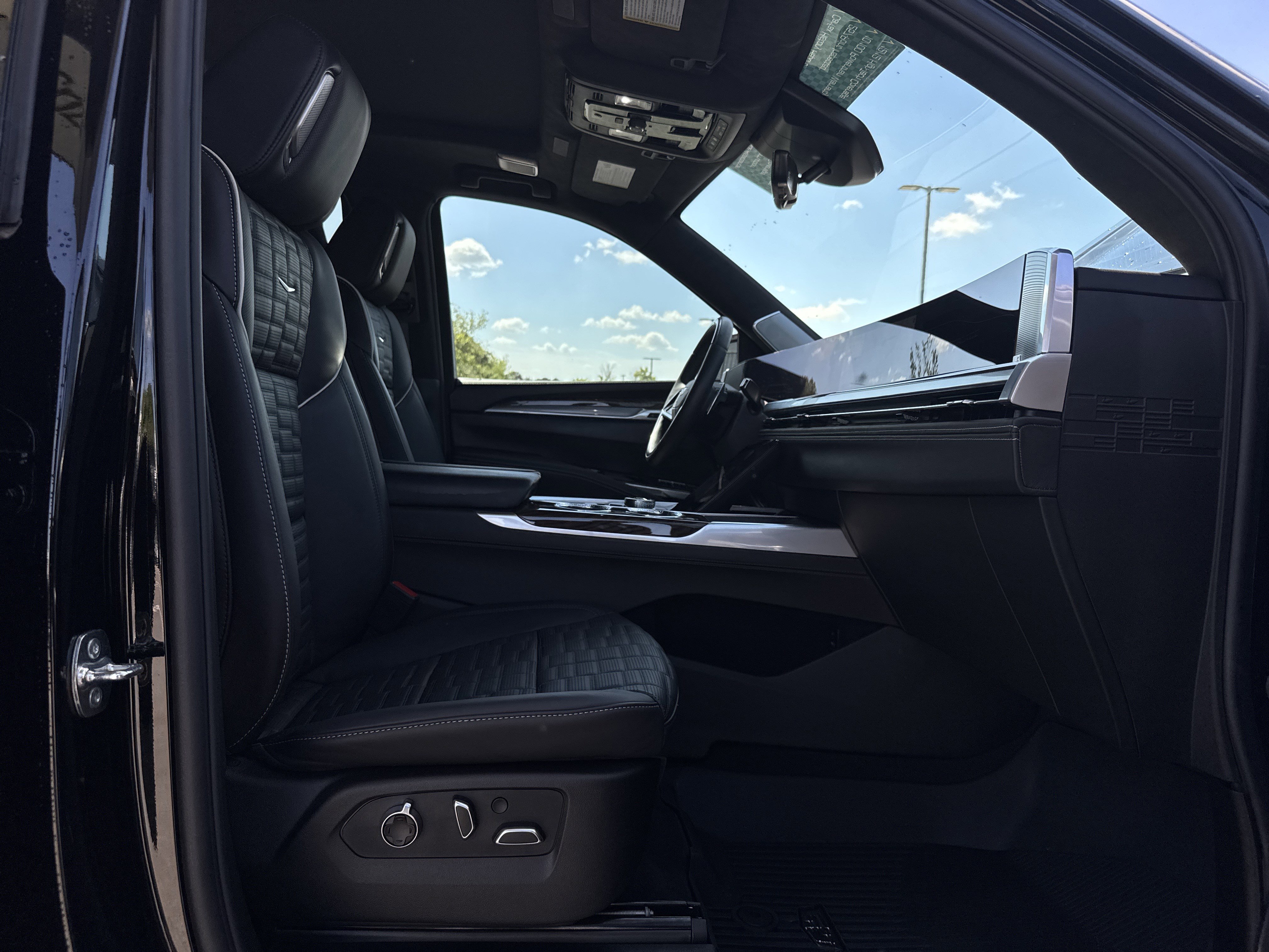 Used 2025 Cadillac Escalade Sport Platinum w/ LPO, ONYX Package image 35