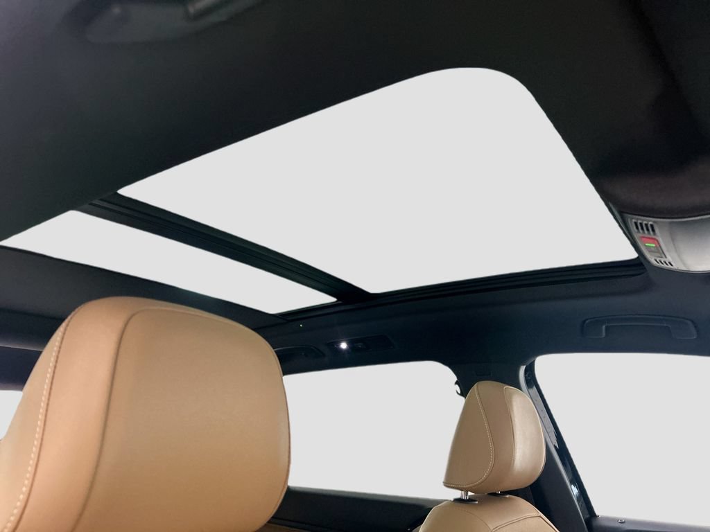 Used 2023 Volkswagen Tiguan SE w/ Panoramic Sunroof Package FWD image 17