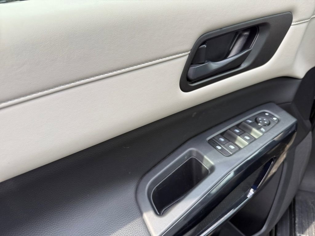 Used 2024 Nissan Pathfinder SV image 14