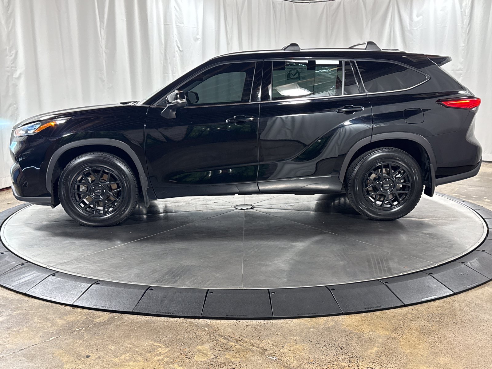 Used 2020 Toyota Highlander XLE AWD/4WD image 8