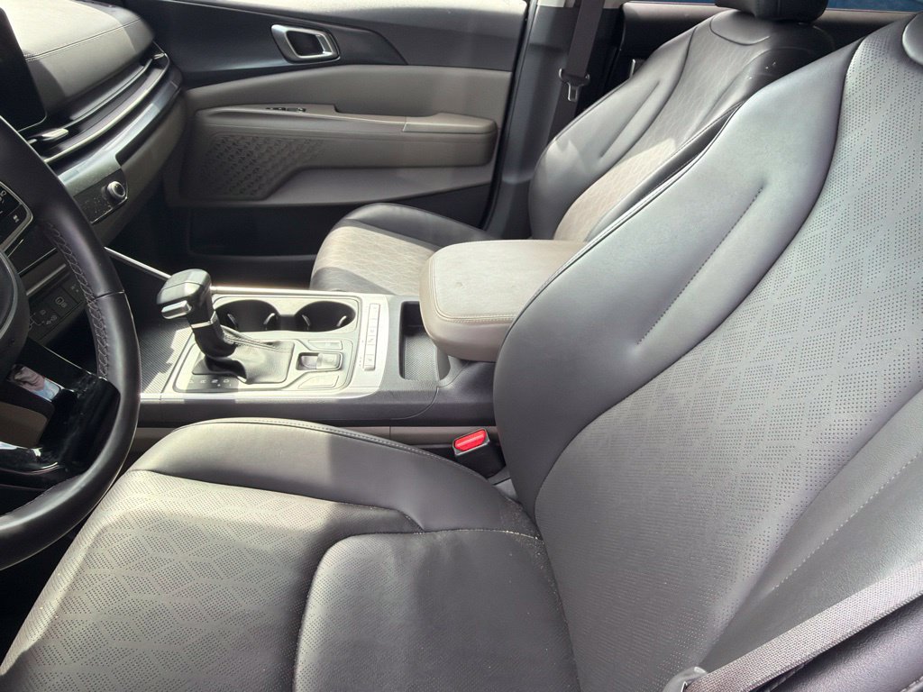 Used 2025 Kia Carnival FWD image 9