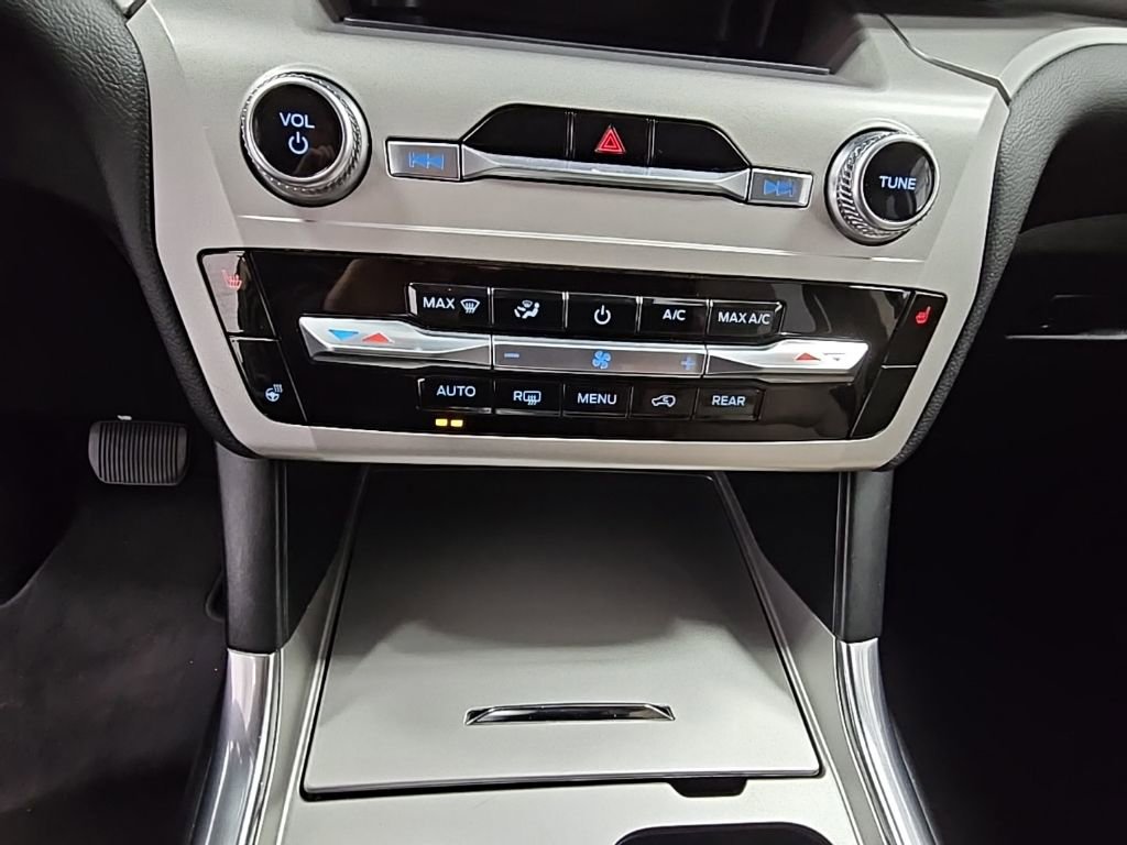 Used 2022 Ford Explorer XLT w/ Equipment Group 202A image 19