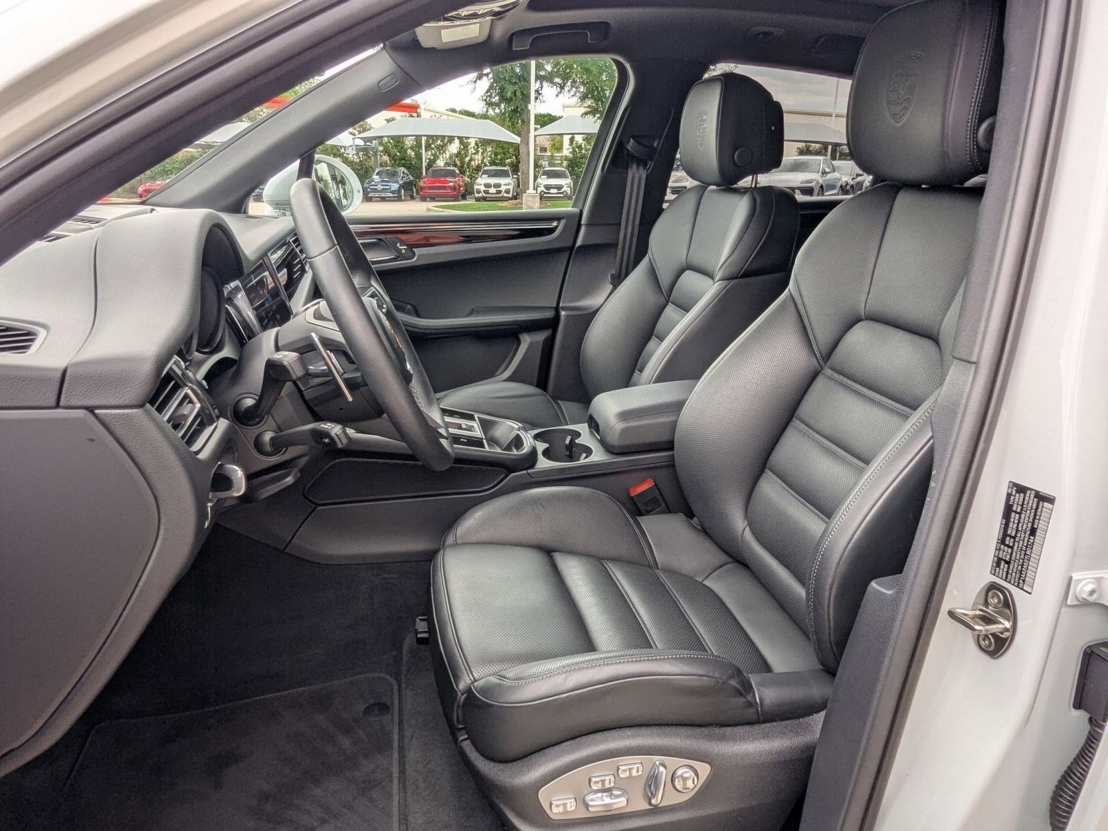 Certified 2026 Porsche Macan AWD/4WD image 5