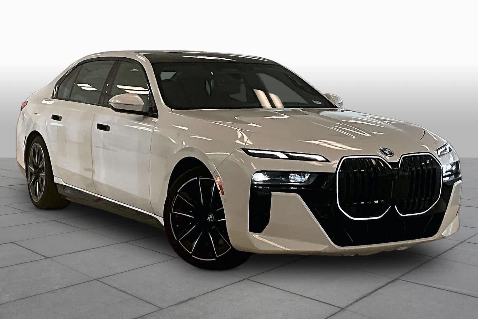 Used 2025 BMW i7 xDrive60 AWD/4WD image 2