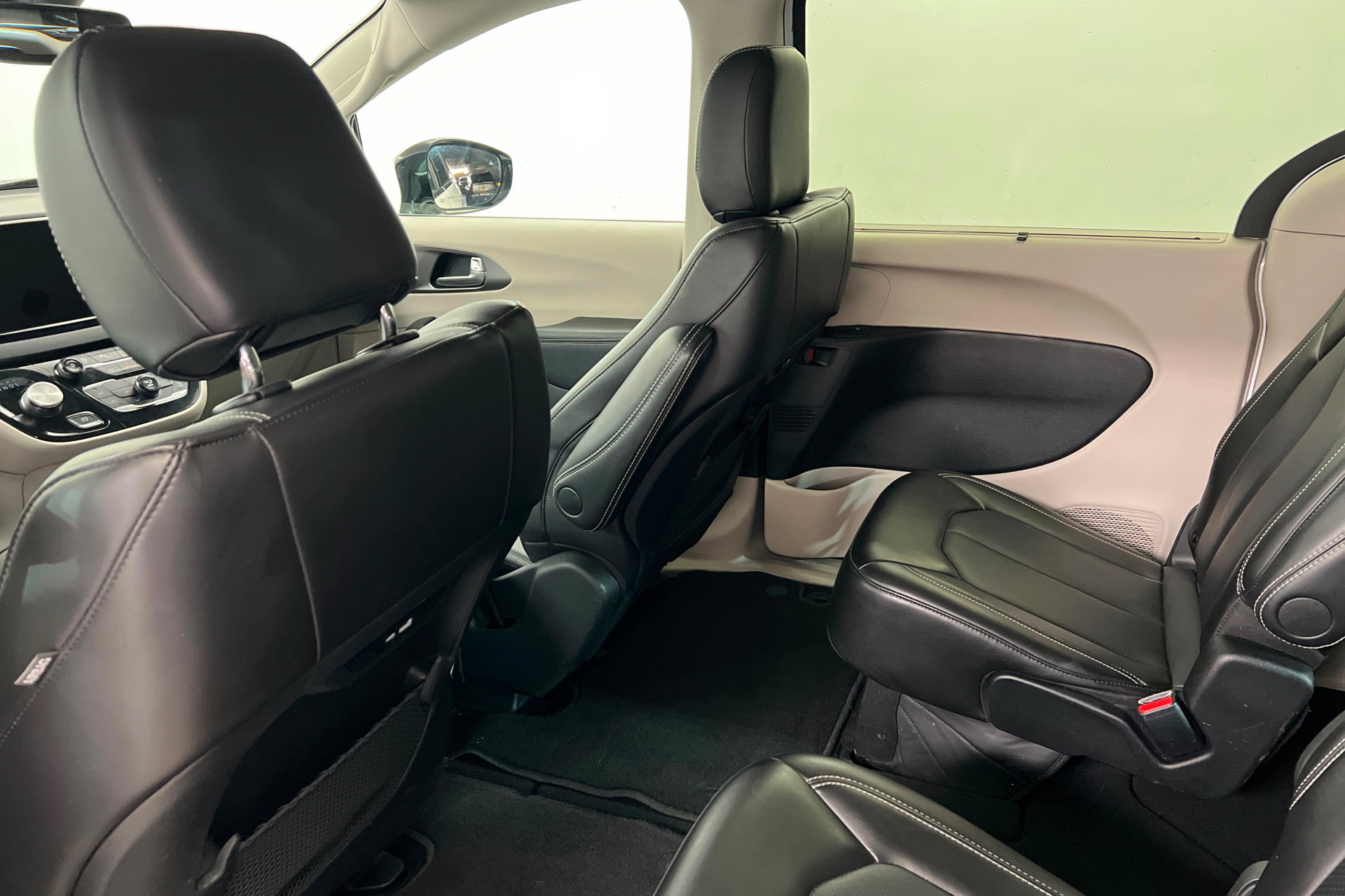Used 2024 Chrysler Pacifica Touring-L FWD image 19
