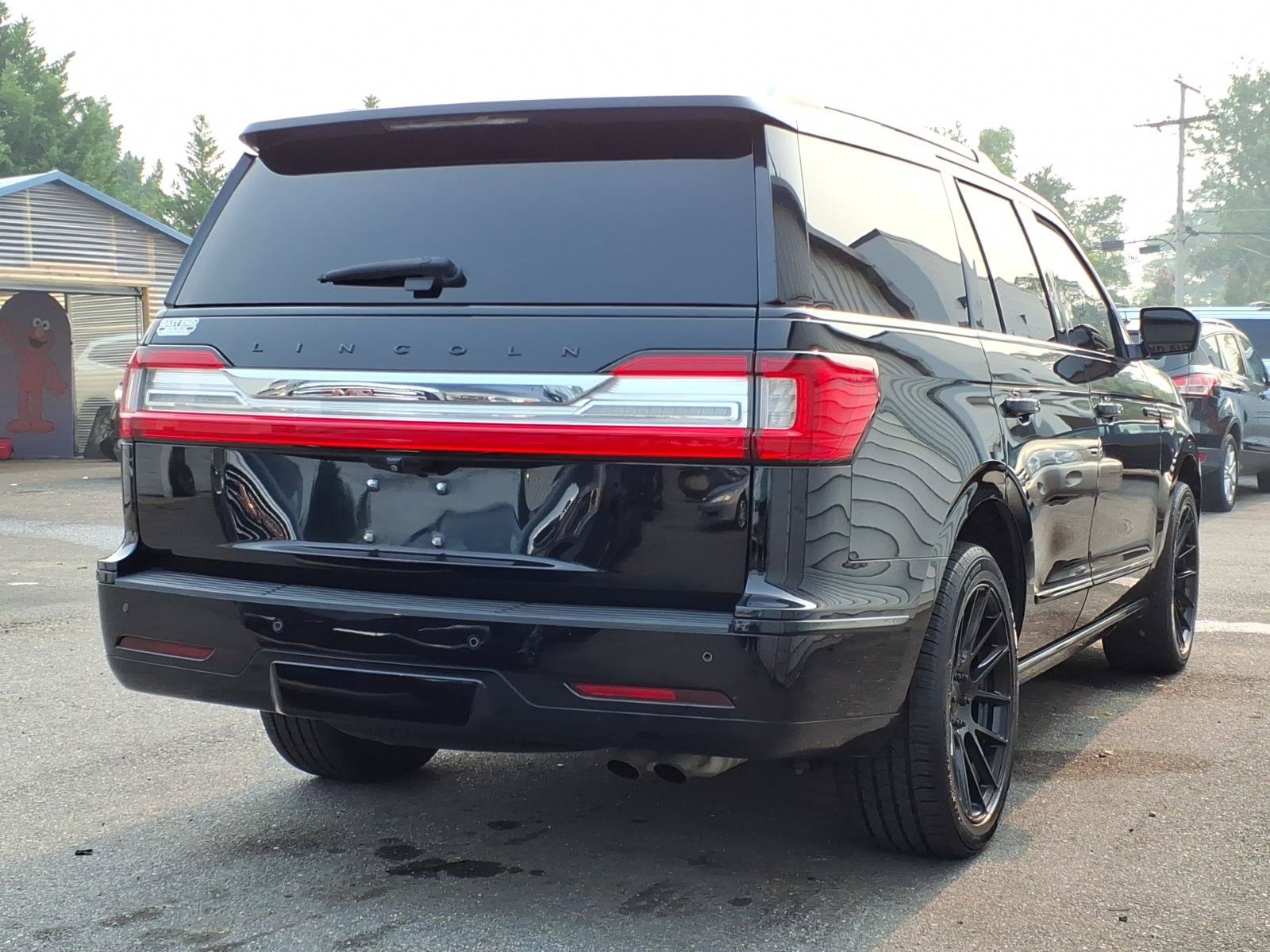 Used 2018 Lincoln Navigator Reserve AWD/4WD image 3