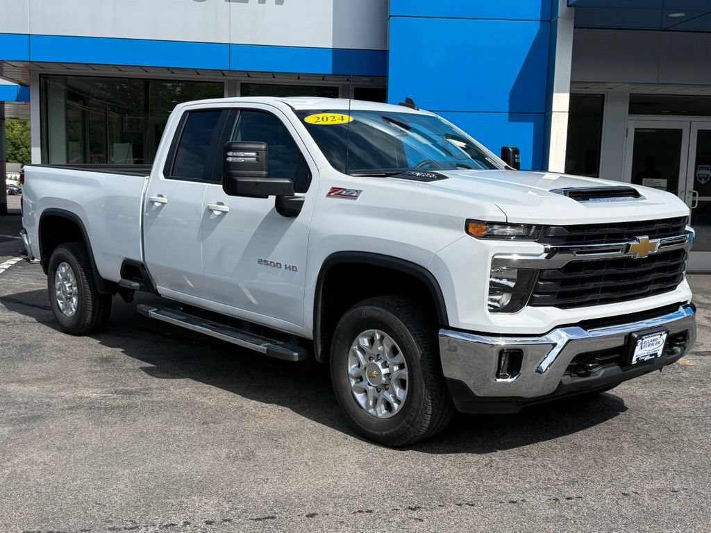 Used 2024 Chevrolet Silverado 2500 LT w/ Convenience Package AWD/4WD image 3