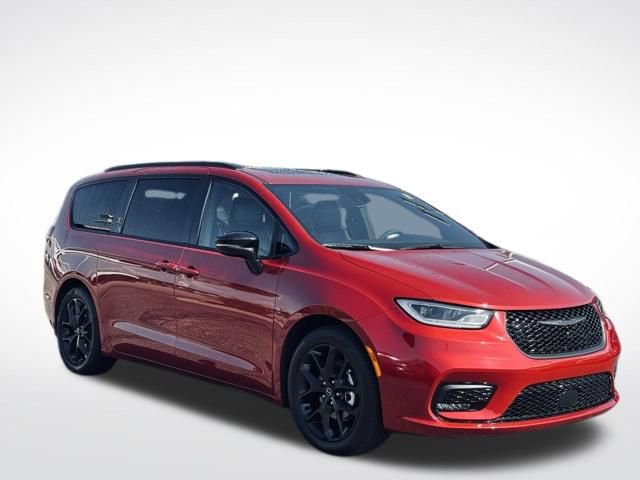 Used 2025 Chrysler Pacifica Limited FWD image 4