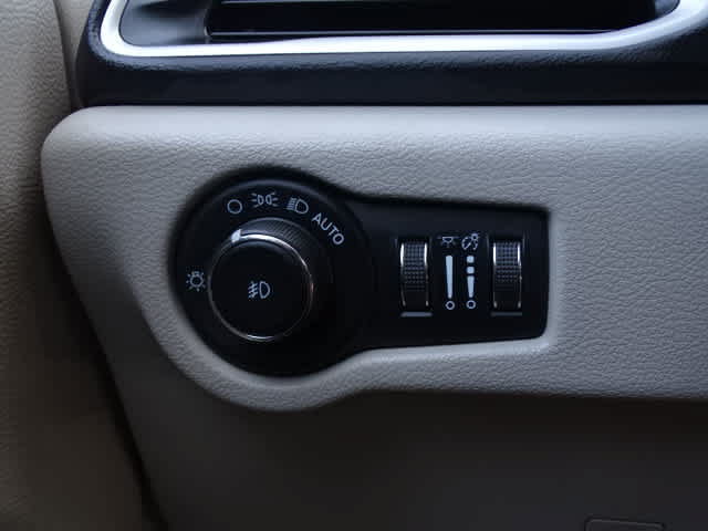 Used 2023 Chrysler Pacifica Touring-L FWD image 39